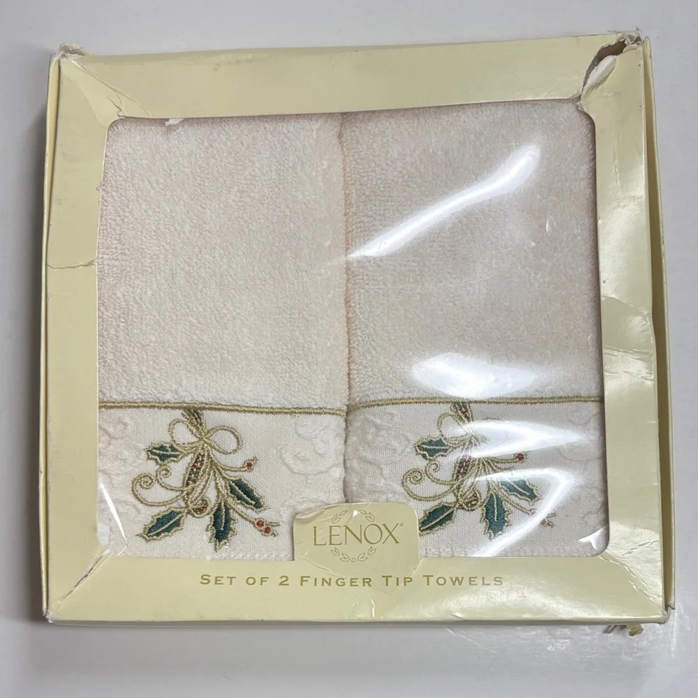 Lenox Cream Green Red Gold Embroidered set of 2 Finger Tip Towels